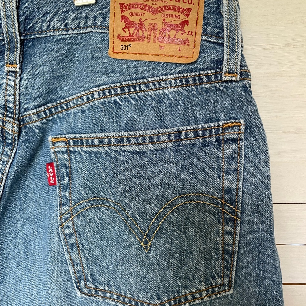 Levis 501 P Womens Distressed Medium Wash Jeans Size 26 x 30 Button Fly - Picture 2 of 7